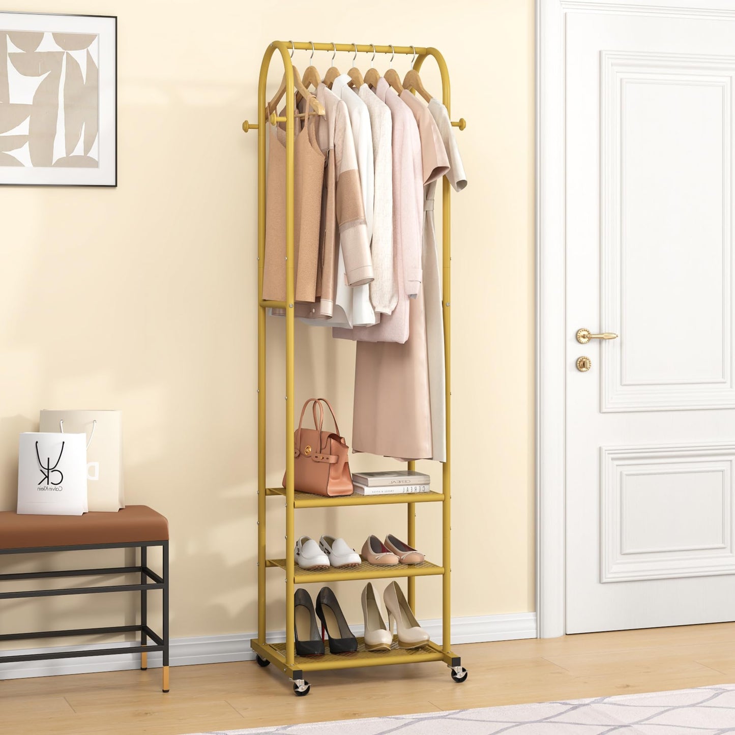Schwerlast-Kleiderständer mit Rollen, Moderner Kleiderständer mit 3 Metallablagen, 182 cm großer Präsentationsständer zum Aufhängen von Kleidung, Kleiderstange für kleine Räume, Gold